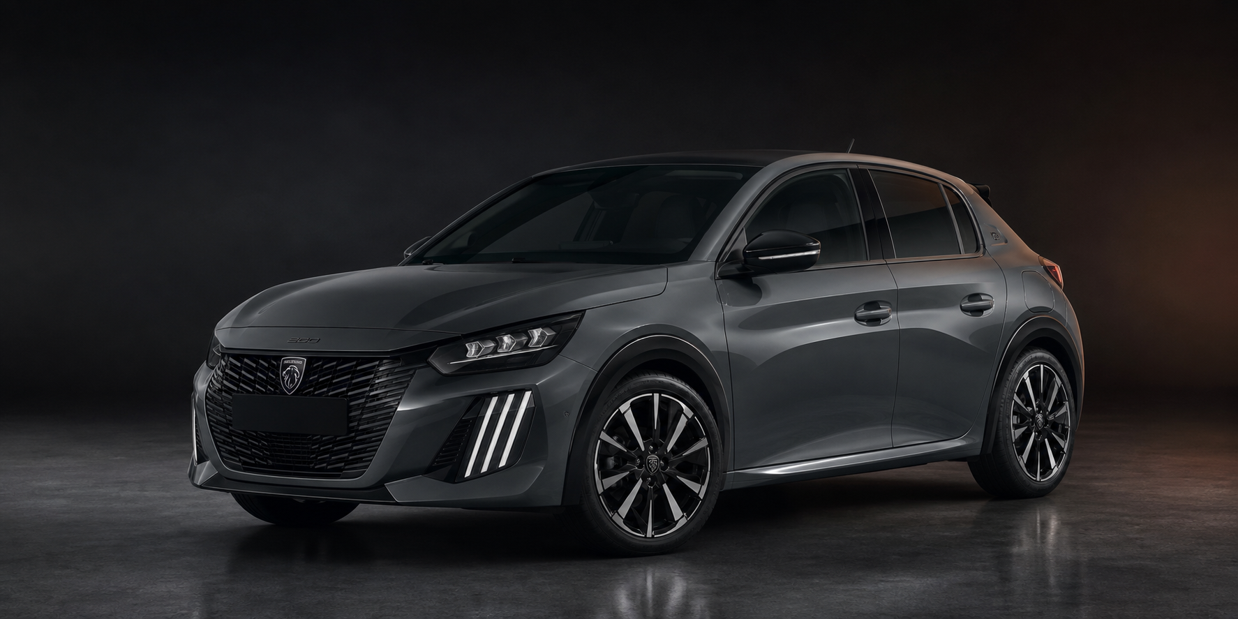 Peugeot 308 grise dans un studio sombre